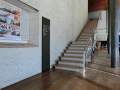 2階への階段の写真。1階メインフロアから2階へ行く階段
