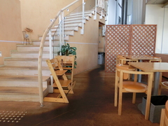 「カテリーナ　ディ　アーラ」レストランの写真。店内にある2階への階段