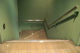 地下への階段の写真。1階から地下へ行く階段
