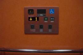 エレベーターの写真。エレベーター内の低い位置のボタン