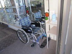 貸出用車いすの写真。入口に置かれています