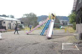遊具の写真。広場に滑り台とブランコの遊具があり、子ども連れも楽しめます