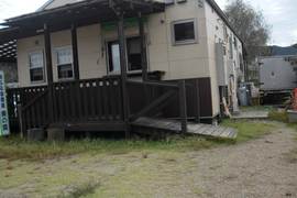 カフェの写真。カフェの入口はスロープがあります