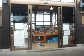 直売場出口の写真。道路側に出る扉は取っ手のついた引き戸です