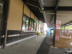 バーベキューエリアまでの通路の写真。直売所横の通路は屋根がついて段差・傾斜はありません