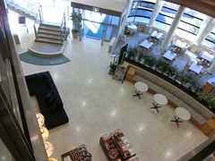 1階ロビーの写真。フロント、売店、喫茶、お食事処があります