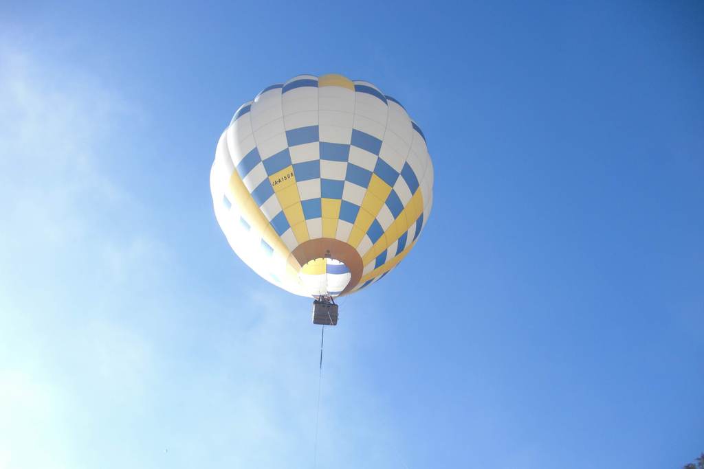 車いすも搭乗できる熱気球の写真