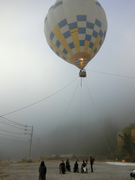 気球上昇中の写真。バーナーで空気を熱してゆっくりと上昇していきます