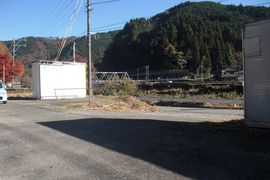 会場入口の写真。長良川沿いの道路に面しており、すぐに駐車場です
