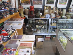 店内の写真。陶器や工芸品もあります