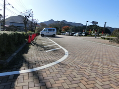 駐車場から建物への写真。タイル敷で段差はありません