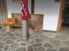 観光案内所の木製スロープの写真。車いすでトイレを利用する時などに使用します