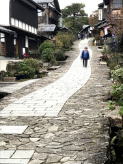 石畳の急な坂道の写真。江戸時代の宿場の雰囲気が残っています