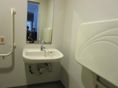 多目的トイレの写真。資料室裏にあるトイレにはベビーベッドもあります。