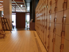 エントランスの写真。玄関を入ると靴ロッカーがあります