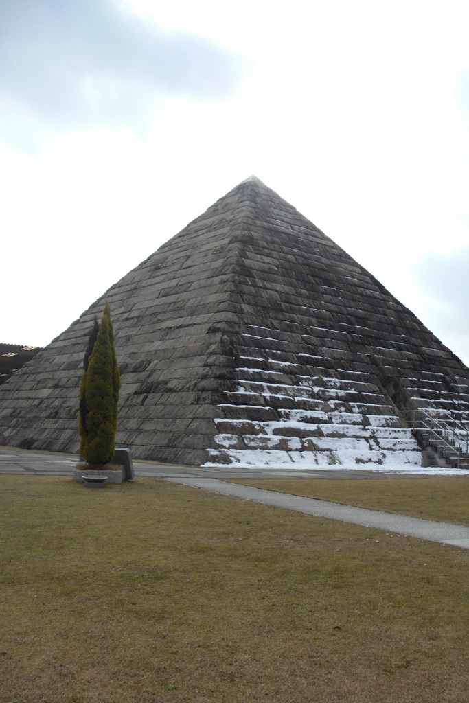 博石館のシンボル、壮観な日本最大級のピラミッドの写真