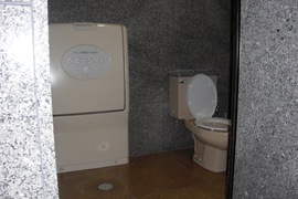 母子で利用できるトイレの写真。駐車場に母子トイレがありました