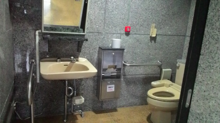 車いすトイレの内部写真