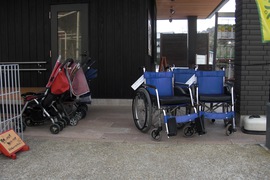 ベビーカーと車いすの貸出の写真。インフォメーション横にあります。