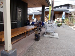 薪ストーブの写真。冬季にはインフォメーション横の薪ストーブで温まりましょう。