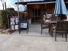 「健美一福」入口の写真。入り口すぐにあるフレッシュジュースの店。テラス席もあります。