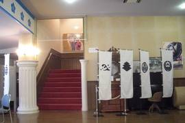 2階からの出口の階段の写真。上りとは別の階段です