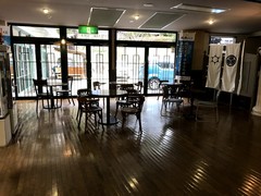 休憩スペースの写真。館内に椅子と机のあるスペースが設けられています