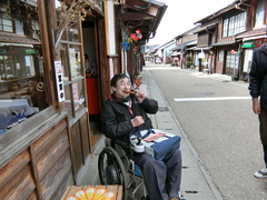おいしそうな五平餅の写真。香ばしいにおい、店前をお借りして食べました