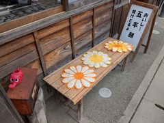 店前の長椅子の写真。店前でも休憩できるよう長椅子があります