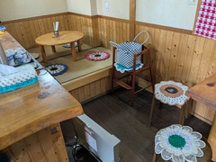 店内座敷の写真。店内の奥には小さな座敷があります