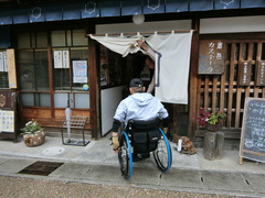 お店入口の写真。お店入口で少し傾斜になっています