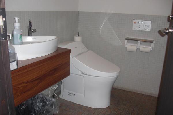 車いすトイレの内部写真