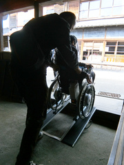 入口段差の写真。入口段差で車いす利用者は簡易スロープを持参して行くと良いです