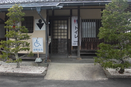 トイレ入口スロープの写真。駐車場トイレの入口スロープです