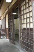 トイレ入口の写真。駐車場トイレの入口は引き戸です
