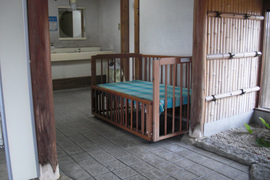 トイレ設置のベビーベッドの写真。駐車場トイレ設置のベビーベッド、女子トイレ側にあります