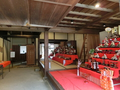 ひな人形の写真。いろいろな年代のひな人形を展示しています