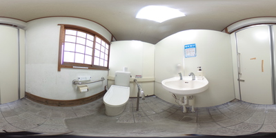 車いすトイレの内部360度写真(クリックで新しいウィンドウが開きます)