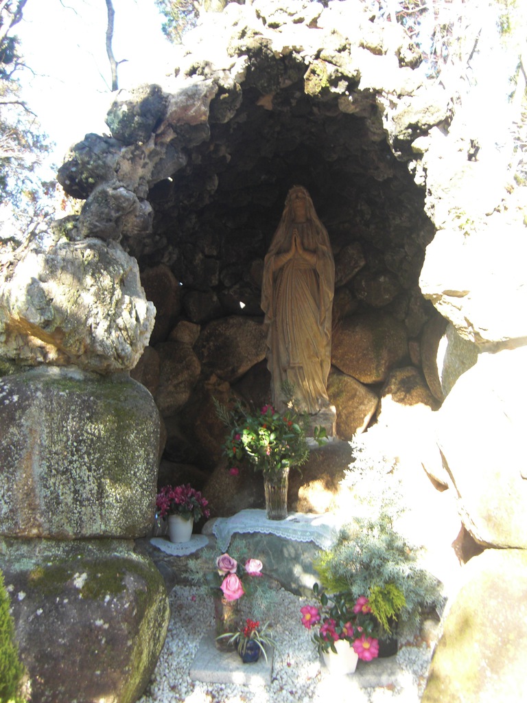 ルルドの洞窟のマリア像の写真