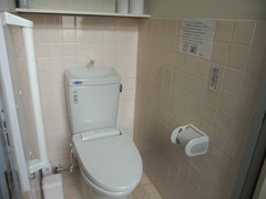 館内トイレの写真。様式、手すりがあります