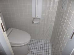 館内トイレの写真。様式、手すりがあります