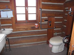 研修センターのトイレの写真。広く、手すりがあります。