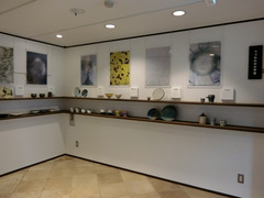 うつわ展示の写真。うつわの素材など説明している