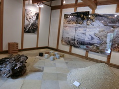 蔵内展示の写真。陶芸素材の説明です