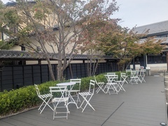 オープンカフェの写真。駐車場横のオープンカフェエリアです