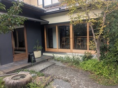 カフェの写真。カフェ建物入り口です
