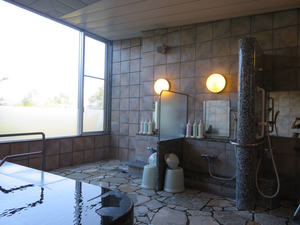バリアフリー対応の貸切風呂（家族風呂）で温泉に入ることができますの写真