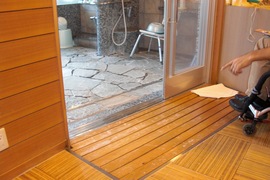貸切風呂の入口の写真。脱衣所から浴室へは引き戸でスノコにもレールにも段差は無く車いすやキャリーでも問題なく入れます