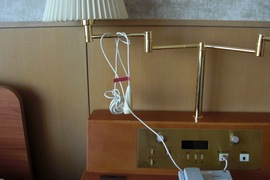 バリアフリー対応客室の非常用呼び出しボタンの写真。非常用呼び出しボタンは、ベッドサイドテーブルにあり、ケーブルでベッドまで伸ばせます