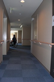 館内の廊下の写真。手すりが設置され、車いすでも通りやすい広さです